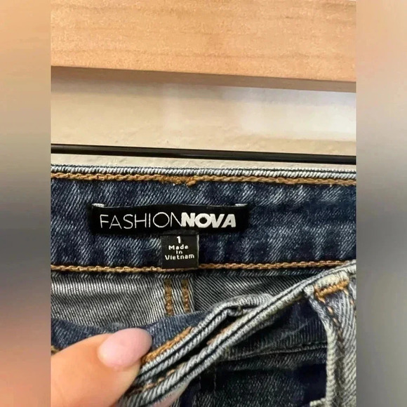 Fashion nova distressed jeans - Picture 3 of 3
